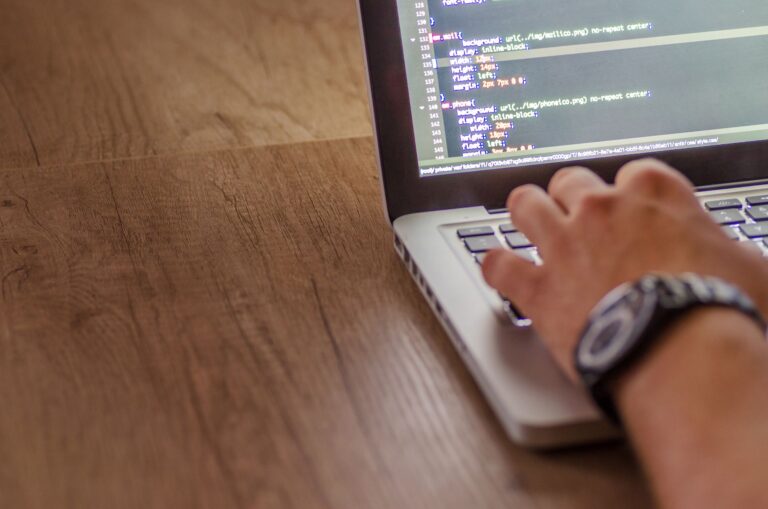 Chrome 156 : du hasard en CSS, des tableaux mieux figés et des imports qu&rsquo;on peut retenter
