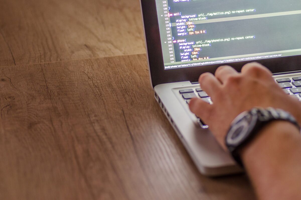 Chrome 156 : du hasard en CSS, des tableaux mieux figés et des imports qu'on peut retenter